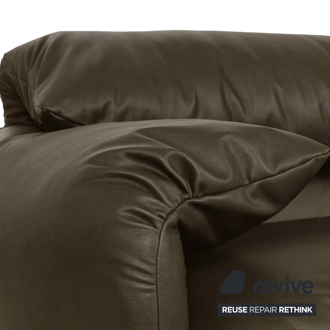 Cassina Maralunga veganes Leder Dreisitzer Khaki Grün Sofa Couch manuelle Funktion Neubezug