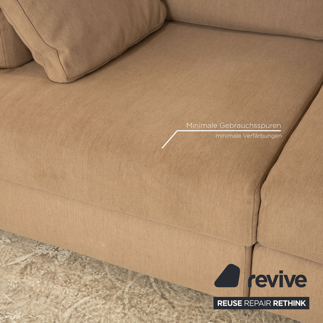 Ensemble de canapés en tissu Cassina Miloe avec tabouret beige et canapé trois places