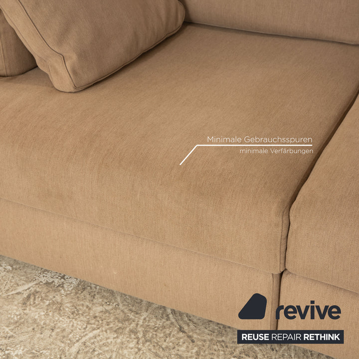 Ensemble de canapés en tissu Cassina Miloe avec tabouret beige et canapé trois places