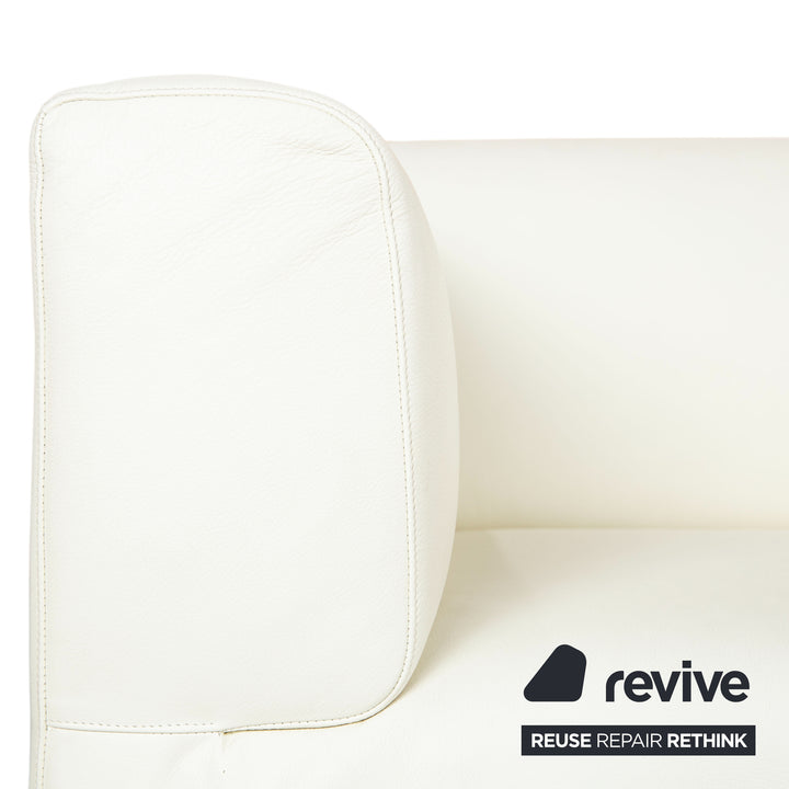 Sofá de tres plazas Cassina Met 250 de piel en color blanco crema