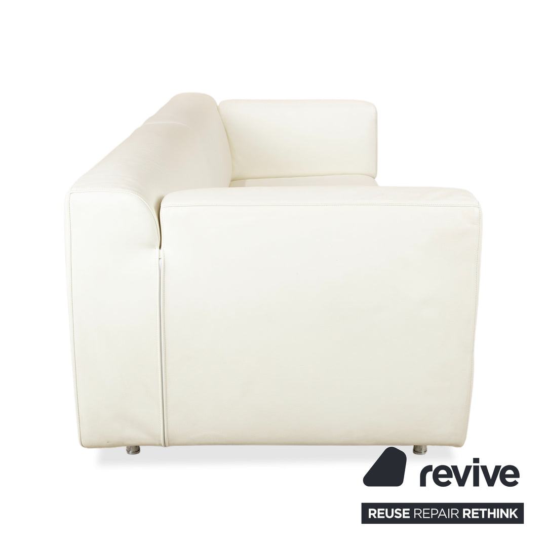 Sofá de tres plazas Cassina Met 250 de piel en color blanco crema