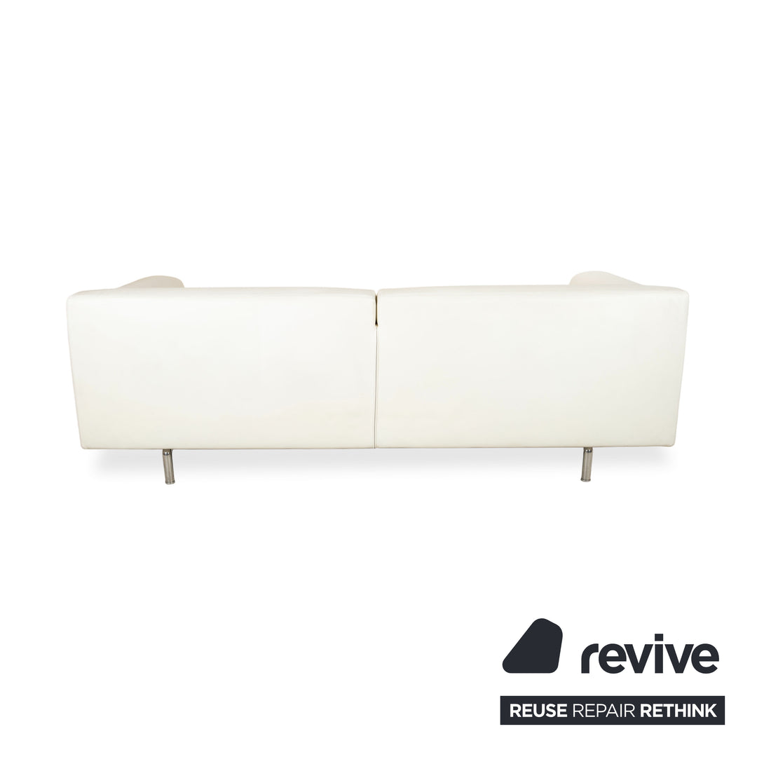 Sofá de tres plazas Cassina Met 250 de piel en color blanco crema