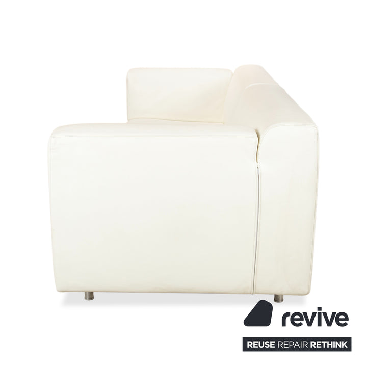 Sofá de tres plazas Cassina Met 250 de piel en color blanco crema