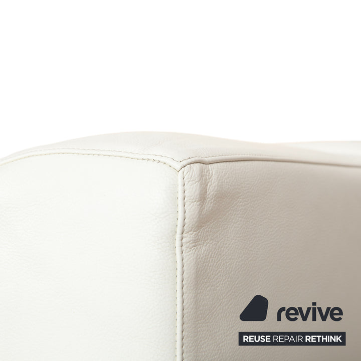 Sofá de tres plazas Cassina Met 250 de piel en color blanco crema
