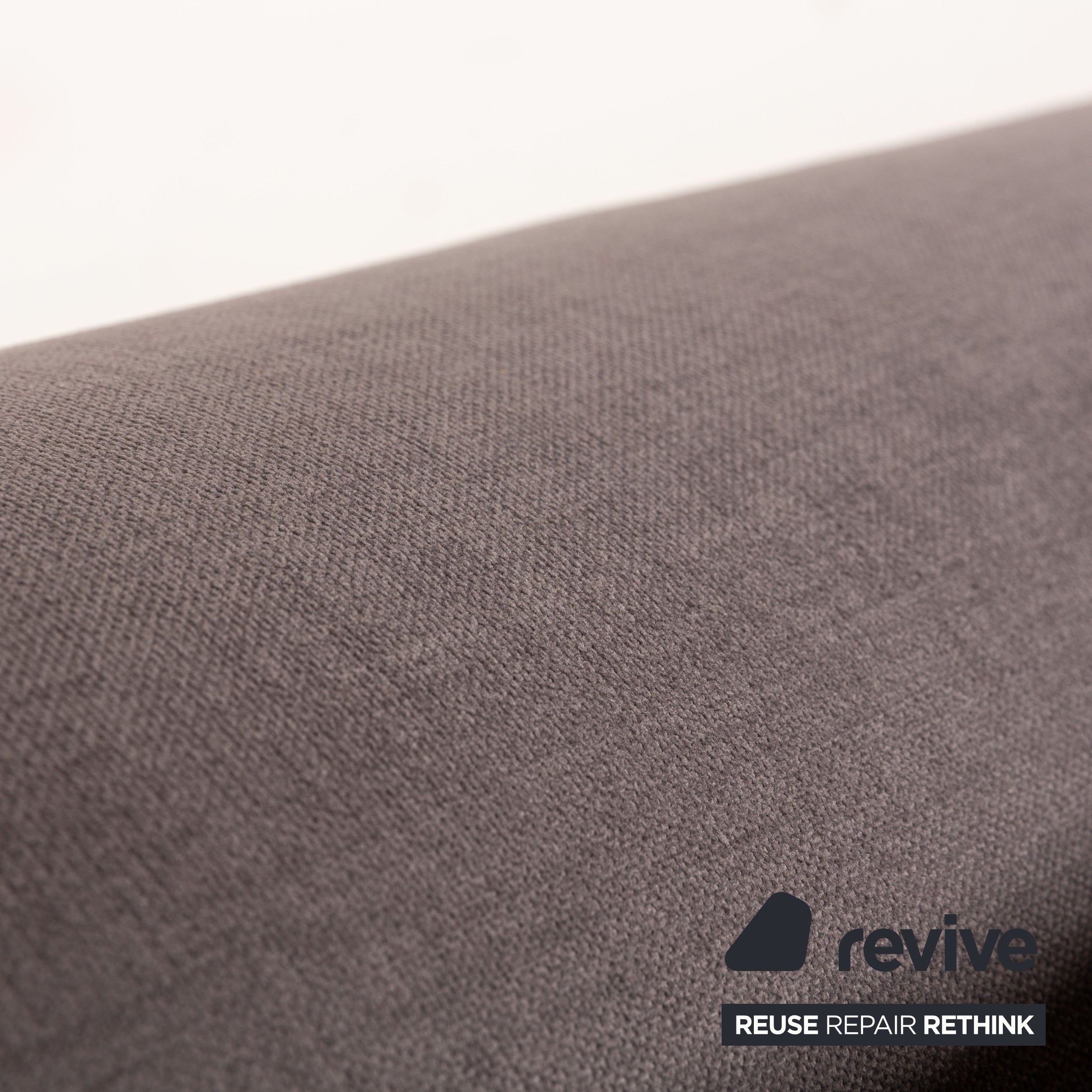 Canapé trois places en tissu gris Cassina Met 250, retapissé