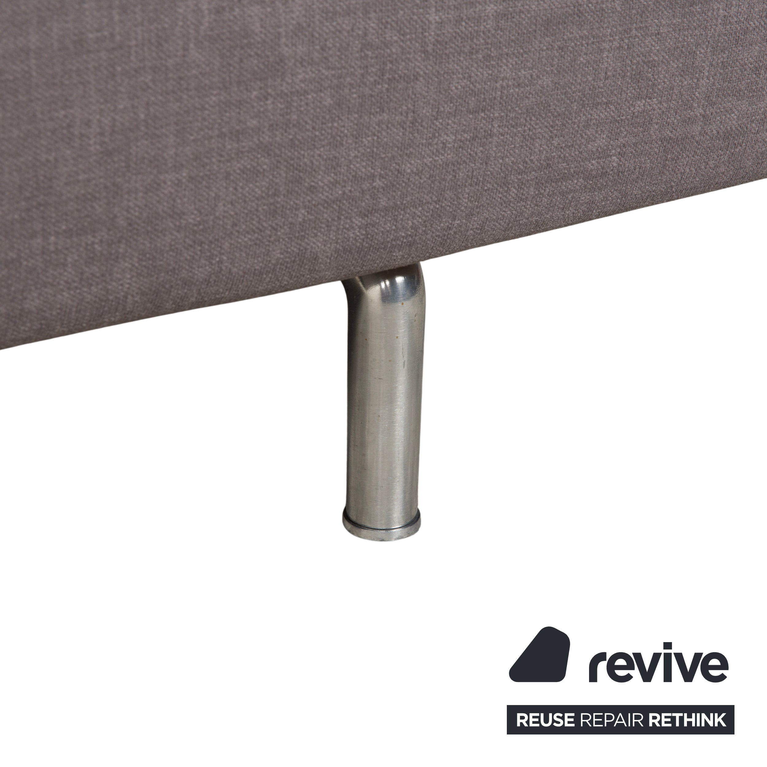 Réfection du canapé trois places en tissu gris taupe Cassina Met 250
