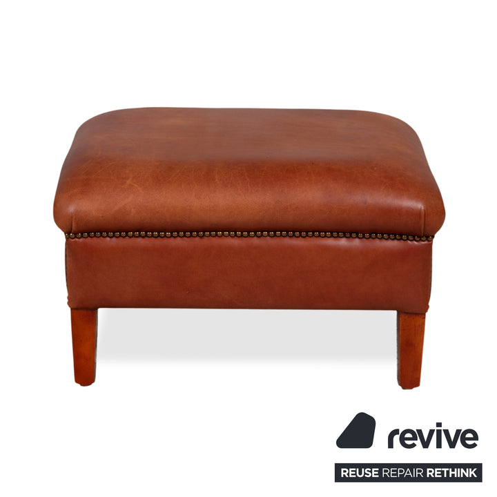 Fauteuil Chesterfield en cuir marron cognac, avec son repose-pieds, vintage