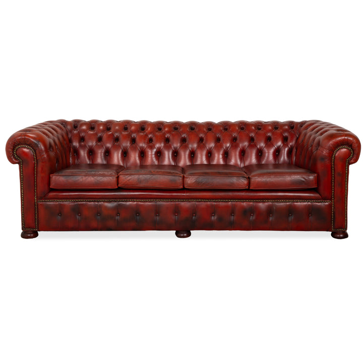 Canapé Chesterfield en cuir marron et rouge, quatre places