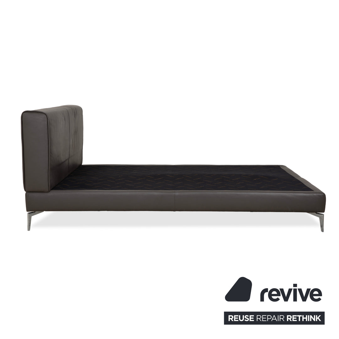 Lit en cuir Christine Kröncke, sommier tapissier marron taupe