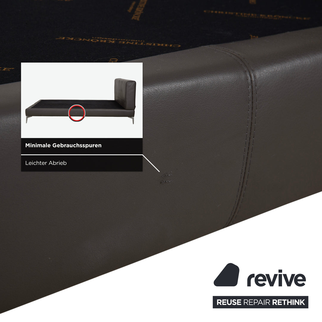 Lit en cuir Christine Kröncke, sommier tapissier marron taupe