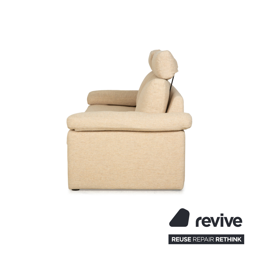 Canapé deux places en tissu beige Cor Conseta avec appuie-têtes