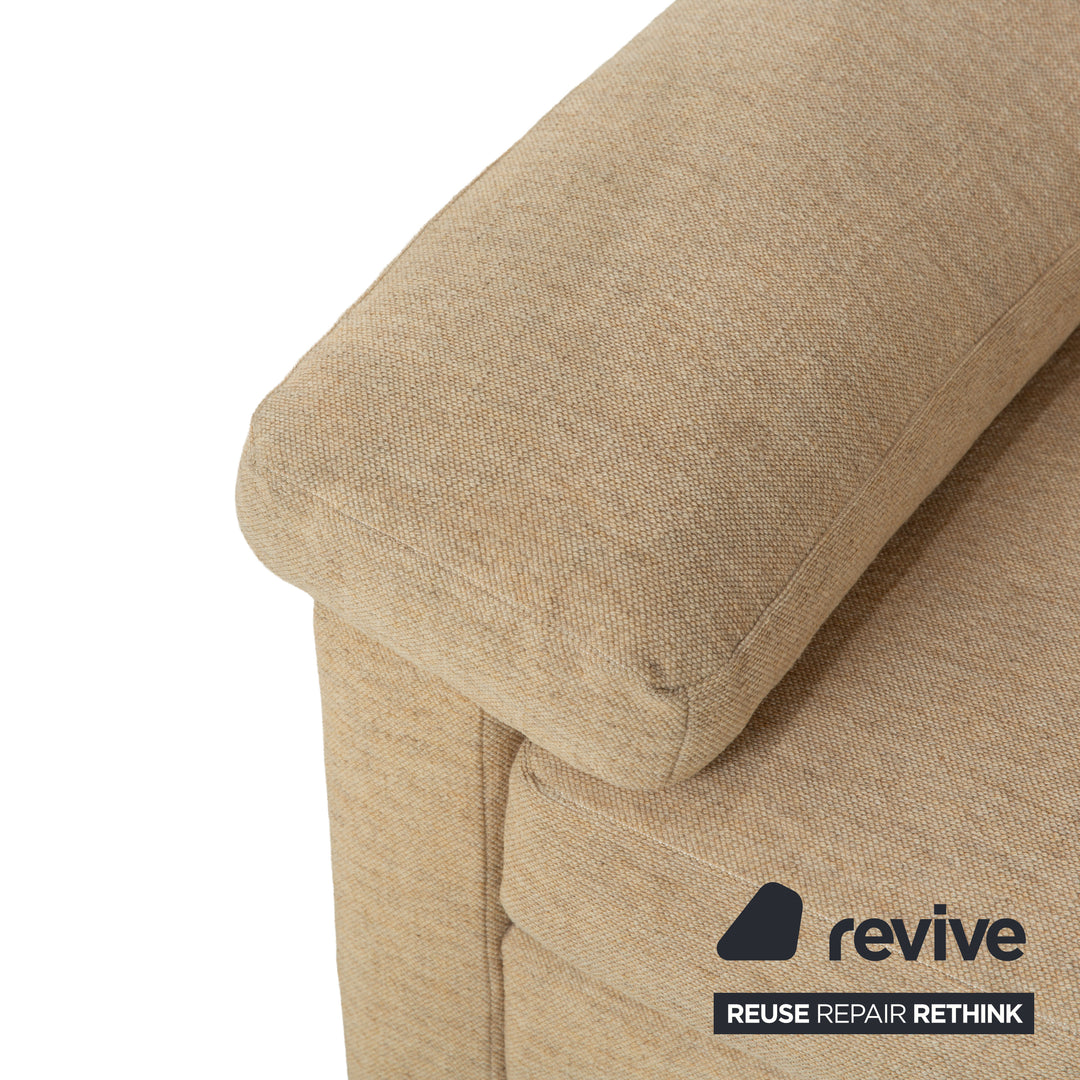 Canapé deux places en tissu beige Cor Conseta avec appuie-têtes