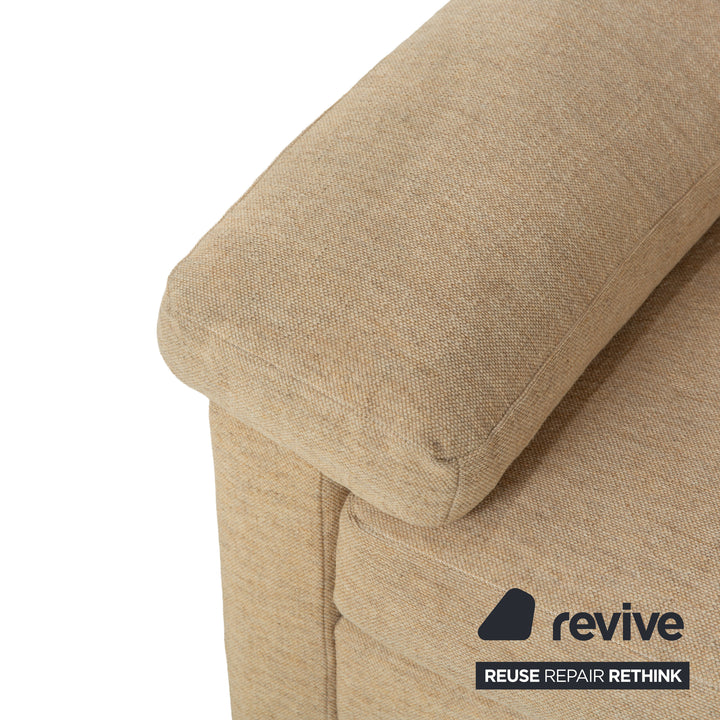 Canapé deux places en tissu beige Cor Conseta avec appuie-têtes