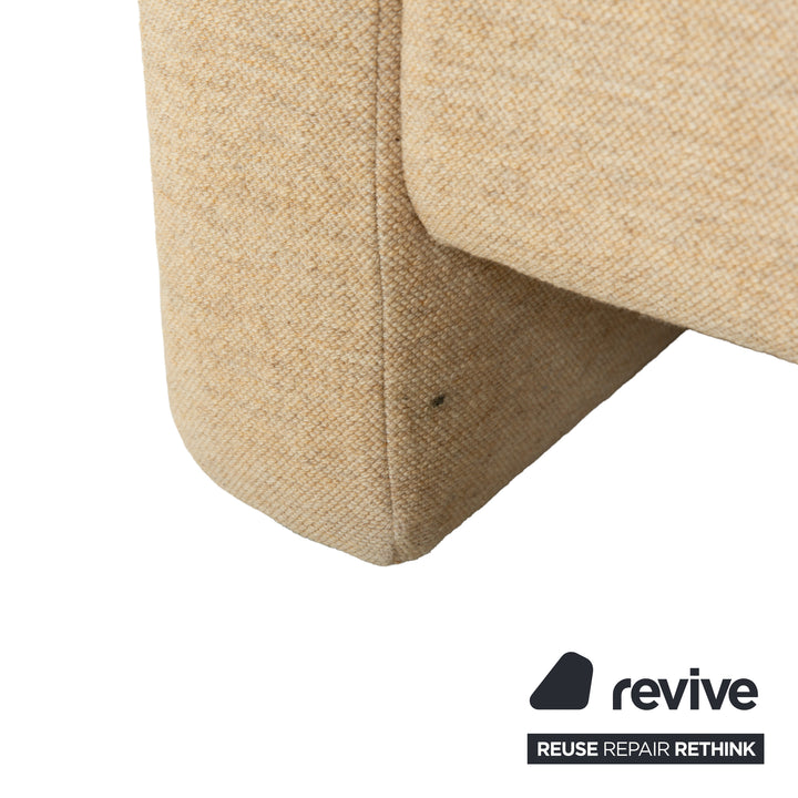 Canapé deux places en tissu beige Cor Conseta avec appuie-têtes