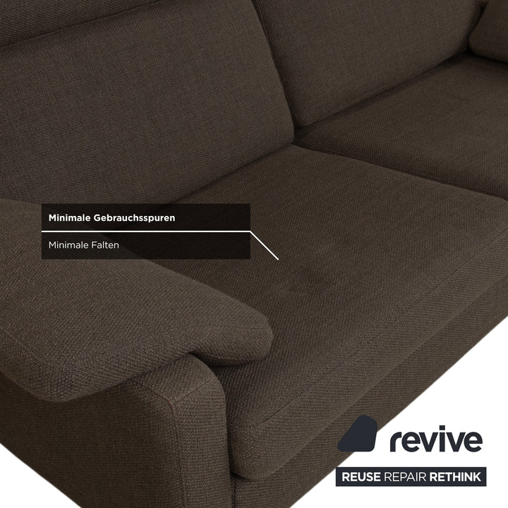 Canapé deux places en tissu COR Conseta, couleur marron boue, monté sur patins