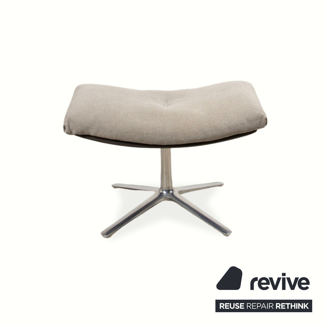 Fauteuil lounge COR Cordia avec repose-pieds, revêtement en cuir marron et tissu beige.