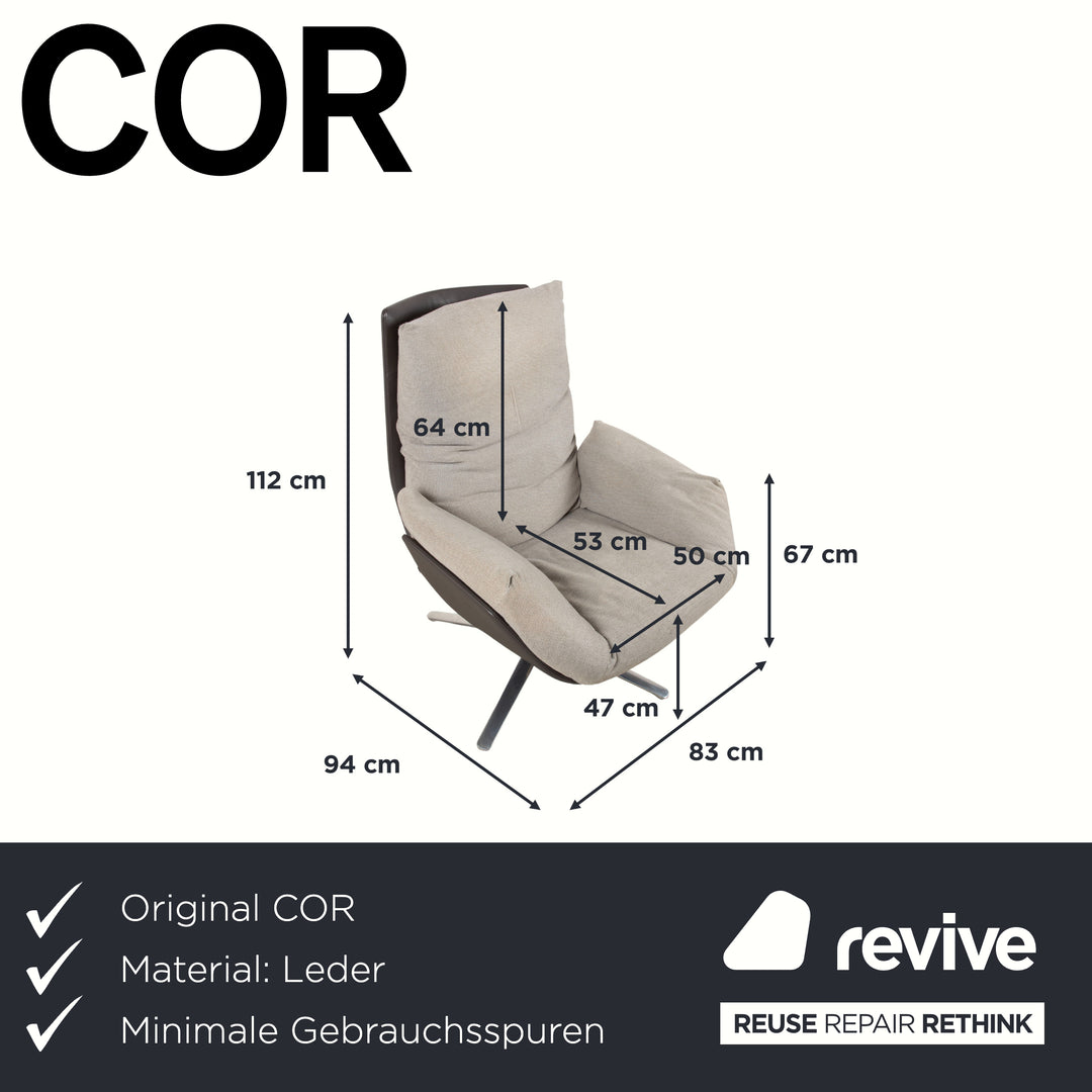 Fauteuil lounge COR Cordia avec repose-pieds, revêtement en cuir marron et tissu beige.