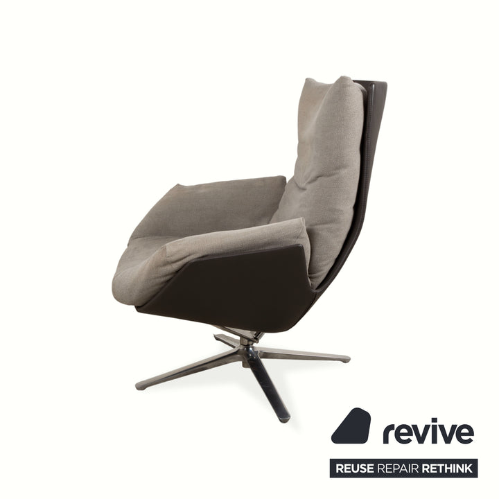 Fauteuil lounge COR Cordia avec repose-pieds, revêtement en cuir marron et tissu beige.