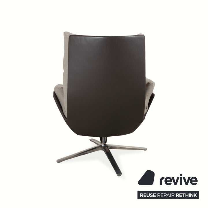 Fauteuil lounge COR Cordia avec repose-pieds, revêtement en cuir marron et tissu beige.