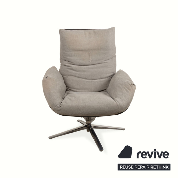 Fauteuil lounge COR Cordia avec repose-pieds, revêtement en cuir marron et tissu beige.