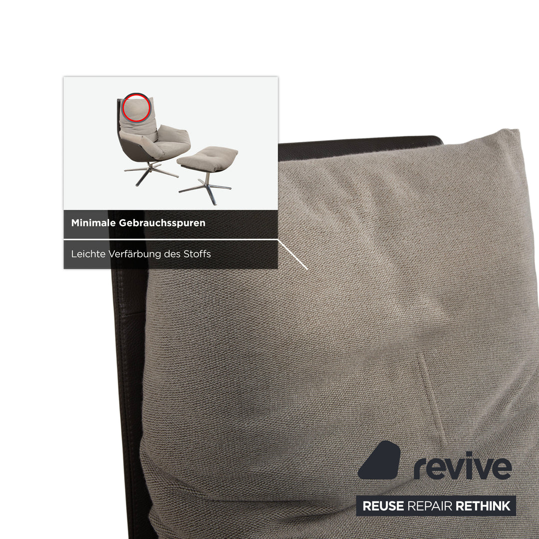 Fauteuil lounge COR Cordia avec repose-pieds, revêtement en cuir marron et tissu beige.