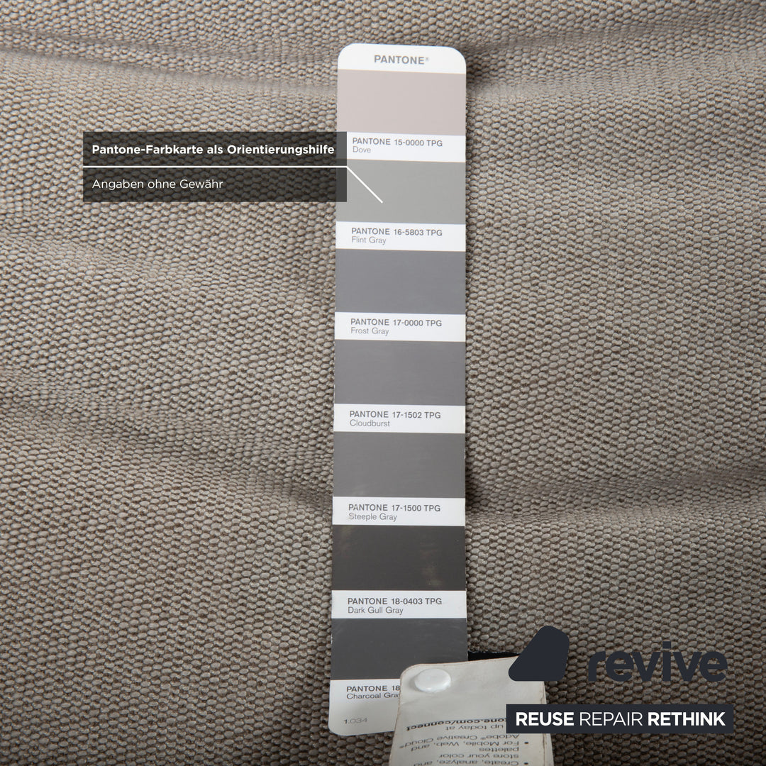 Fauteuil lounge COR Cordia avec repose-pieds, revêtement en cuir marron et tissu beige.