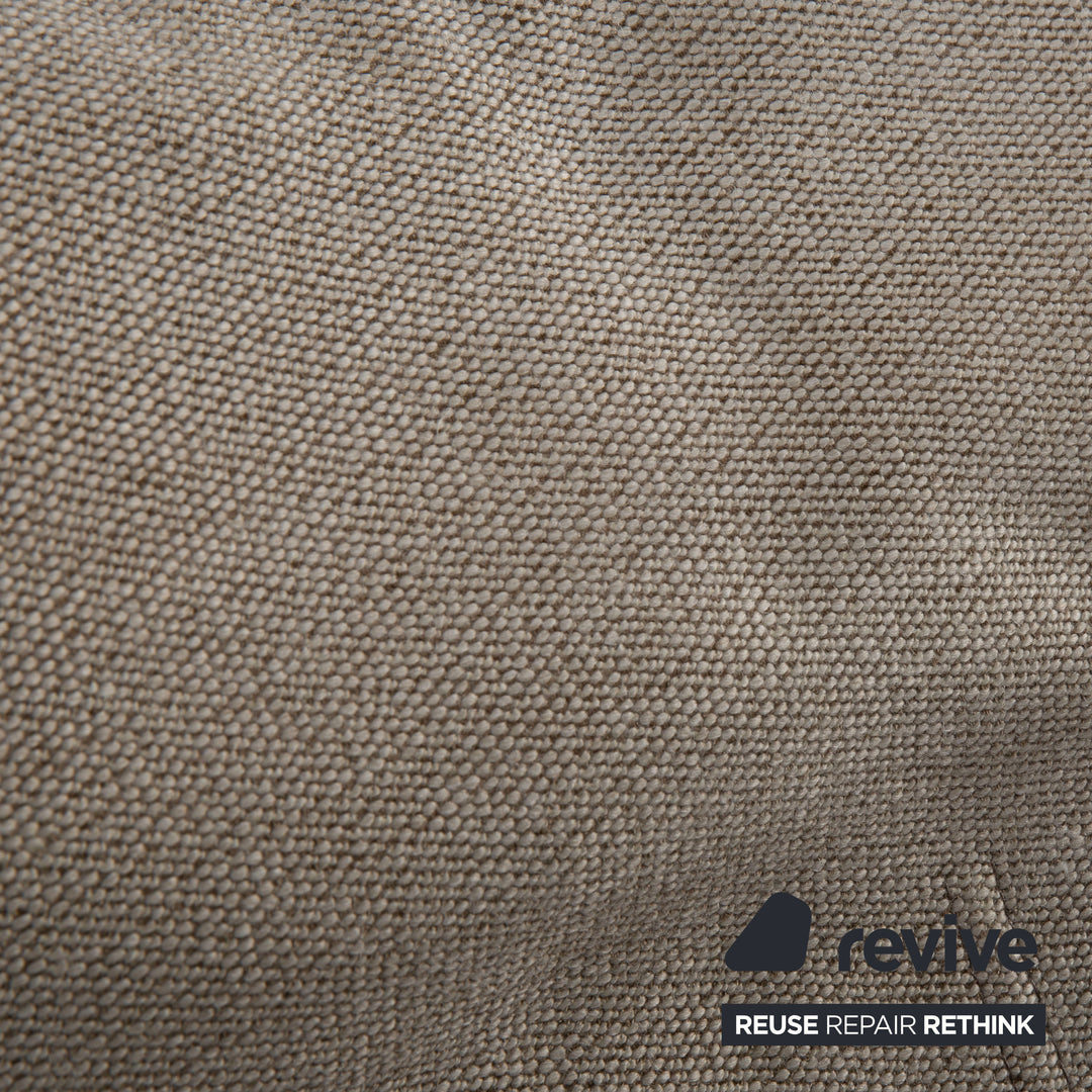 Fauteuil lounge COR Cordia avec repose-pieds, revêtement en cuir marron et tissu beige.