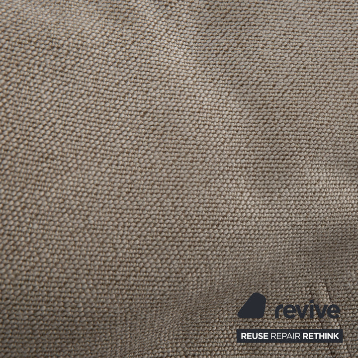 Fauteuil lounge COR Cordia avec repose-pieds, revêtement en cuir marron et tissu beige.