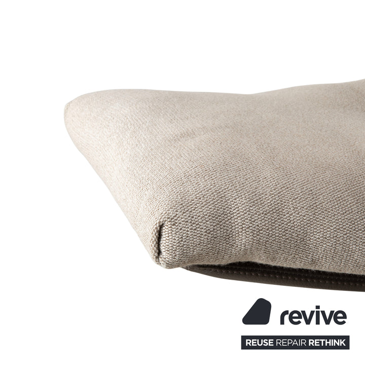 Fauteuil lounge COR Cordia avec repose-pieds, revêtement en cuir marron et tissu beige.