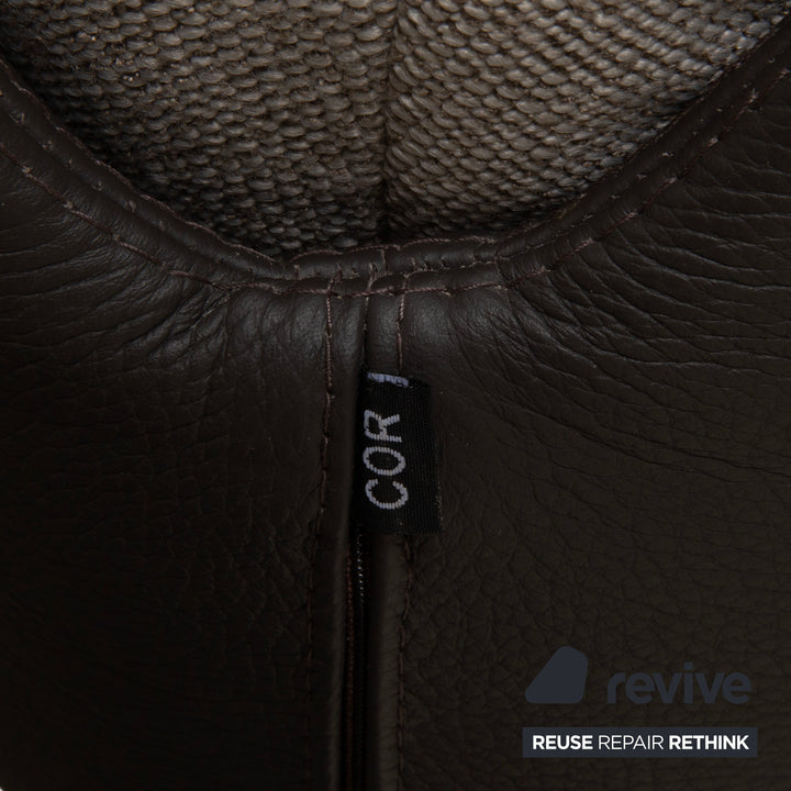 Fauteuil lounge COR Cordia avec repose-pieds, revêtement en cuir marron et tissu beige.