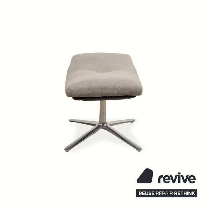 Fauteuil lounge COR Cordia avec repose-pieds, revêtement en cuir marron et tissu beige.