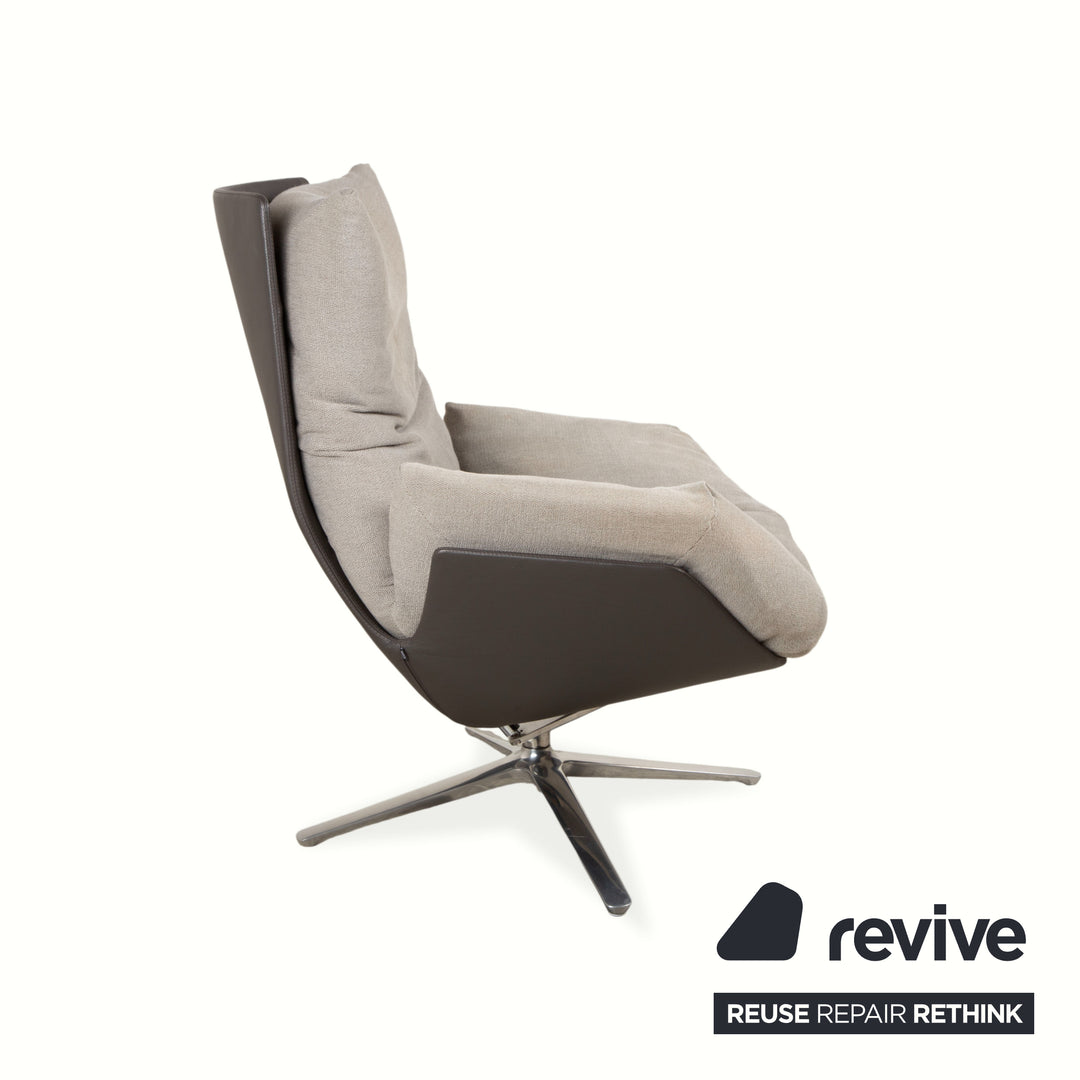 Fauteuil lounge COR Cordia avec repose-pieds, revêtement en cuir marron et tissu beige.