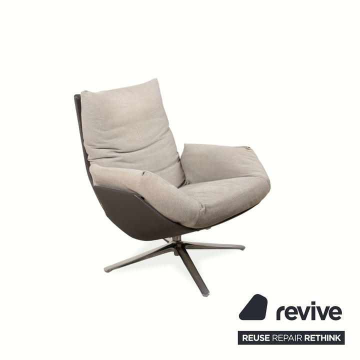 Fauteuil lounge COR Cordia avec repose-pieds, revêtement en cuir marron et tissu beige.