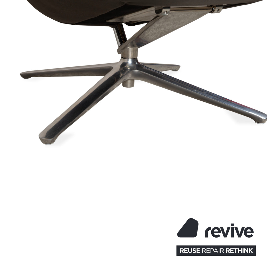 Fauteuil lounge COR Cordia avec repose-pieds, revêtement en cuir marron et tissu beige.