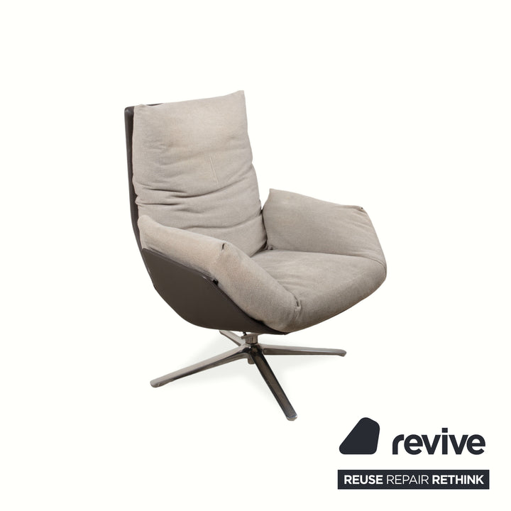 Fauteuil lounge COR Cordia avec repose-pieds, revêtement en cuir marron et tissu beige.