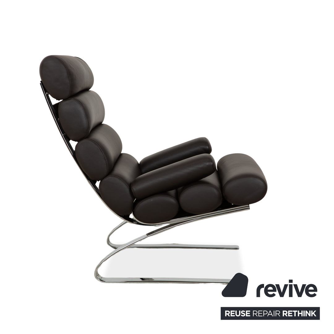 Fauteuil COR Sinus en cuir chromé marron avec accoudoirs et repose-pieds inclus.