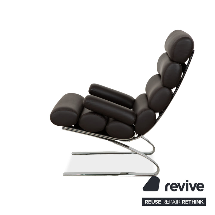 Fauteuil COR Sinus en cuir chromé marron avec accoudoirs et repose-pieds inclus.
