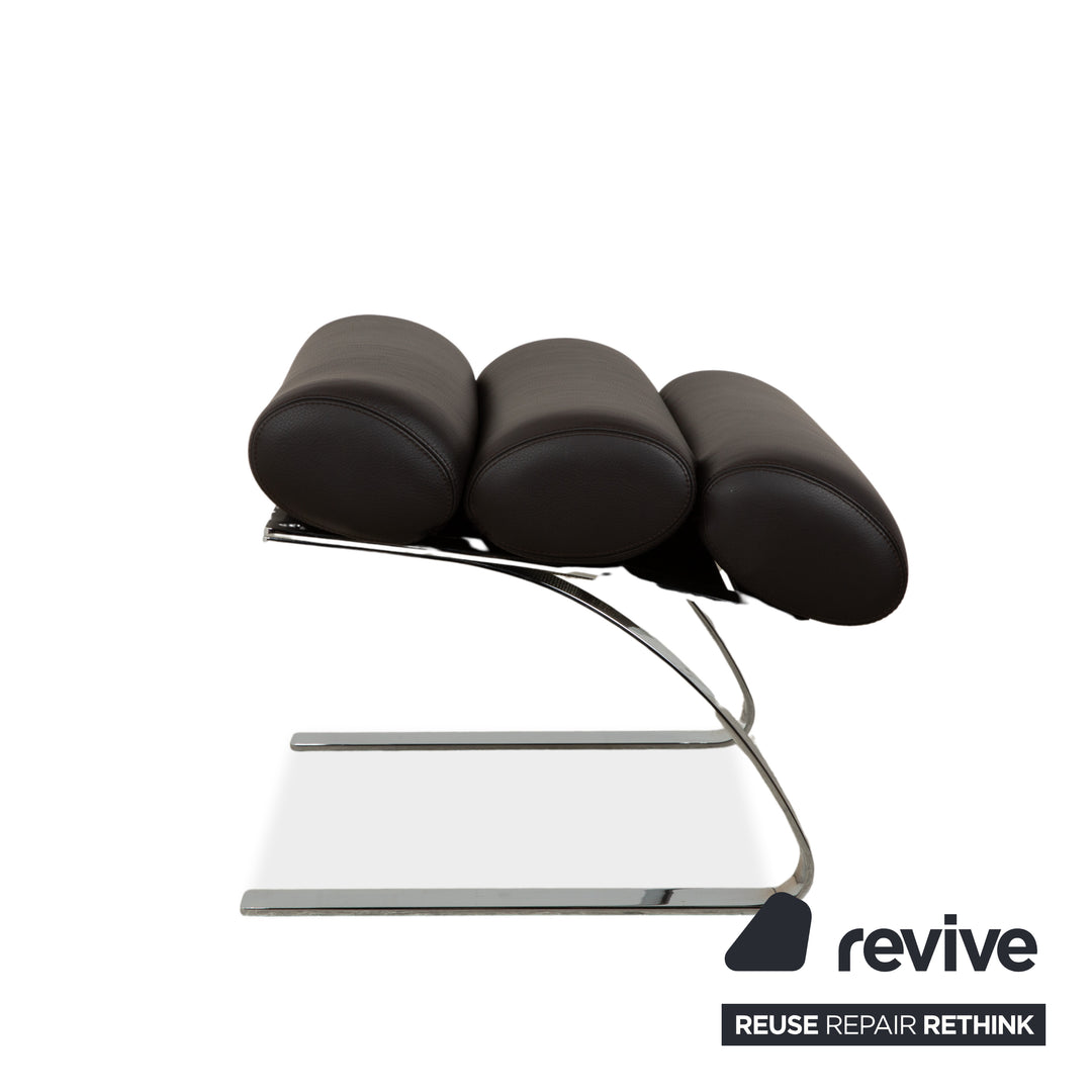 Fauteuil COR Sinus en cuir chromé marron avec accoudoirs et repose-pieds inclus.