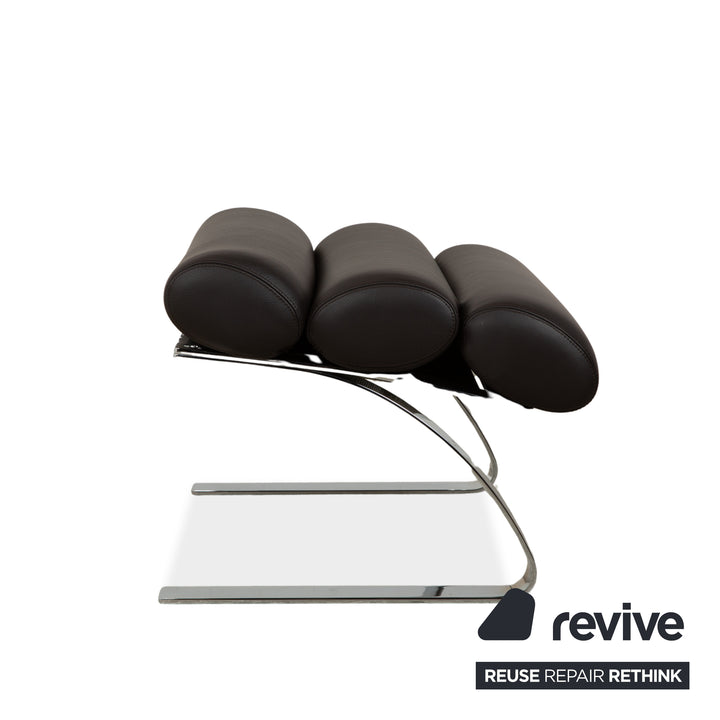 Fauteuil COR Sinus en cuir chromé marron avec accoudoirs et repose-pieds inclus.