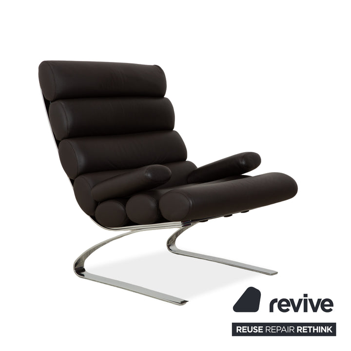 Fauteuil COR Sinus en cuir chromé marron avec accoudoirs et repose-pieds inclus.