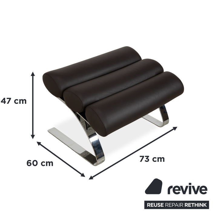 Fauteuil COR Sinus en cuir chromé marron avec accoudoirs et repose-pieds inclus.
