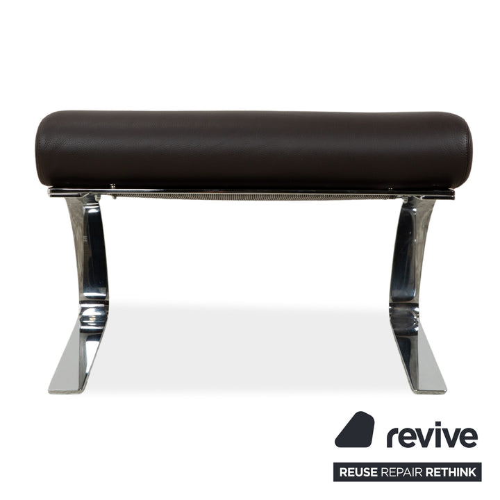 Fauteuil COR Sinus en cuir chromé marron avec accoudoirs et repose-pieds inclus.
