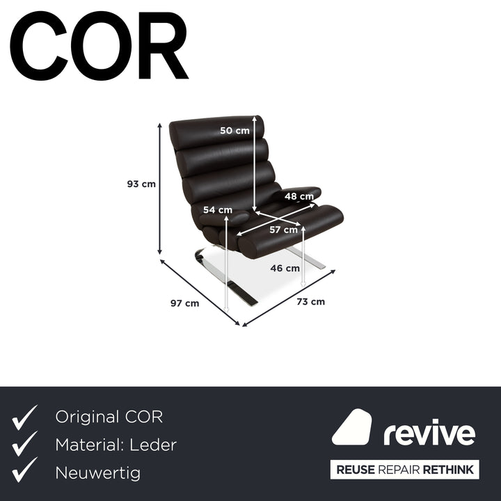Fauteuil COR Sinus en cuir chromé marron avec accoudoirs et repose-pieds inclus.