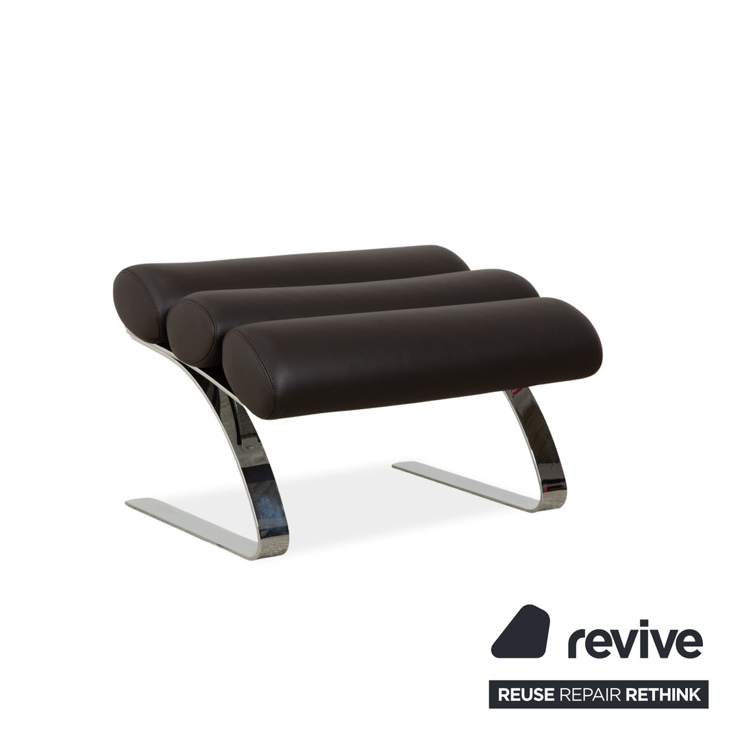 Fauteuil COR Sinus en cuir chromé marron avec accoudoirs et repose-pieds inclus.