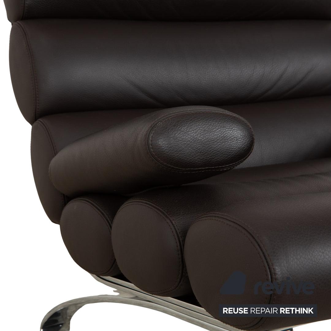 Fauteuil COR Sinus en cuir chromé marron avec accoudoirs et repose-pieds inclus.