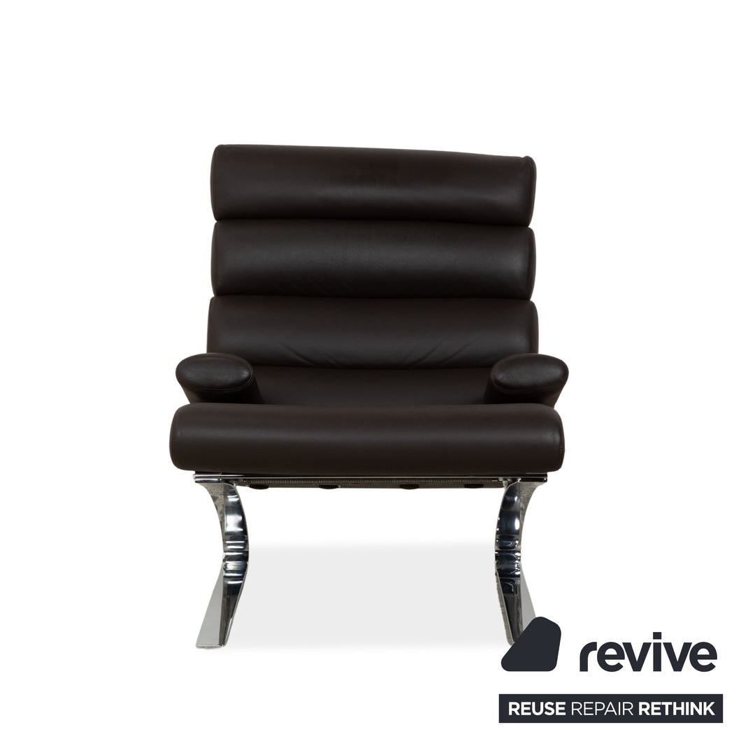 Fauteuil COR Sinus en cuir chromé marron avec accoudoirs et repose-pieds inclus.