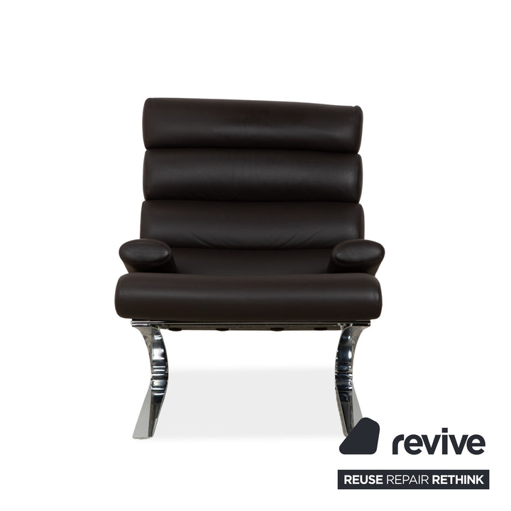 Fauteuil COR Sinus en cuir chromé marron avec accoudoirs et repose-pieds inclus.