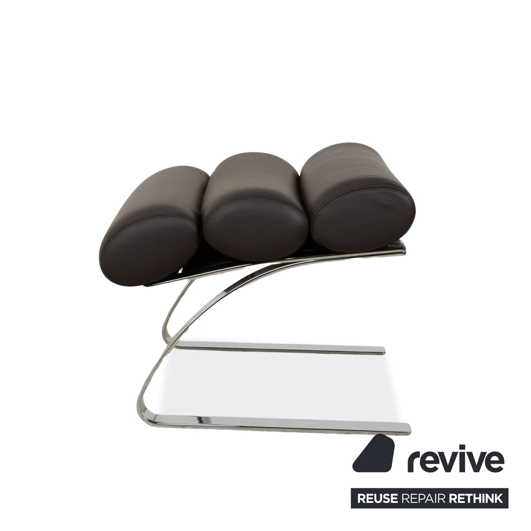 Fauteuil COR Sinus en cuir chromé marron avec accoudoirs et repose-pieds inclus.
