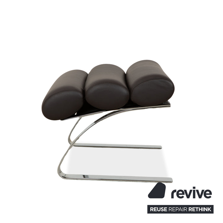 Fauteuil COR Sinus en cuir chromé marron avec accoudoirs et repose-pieds inclus.
