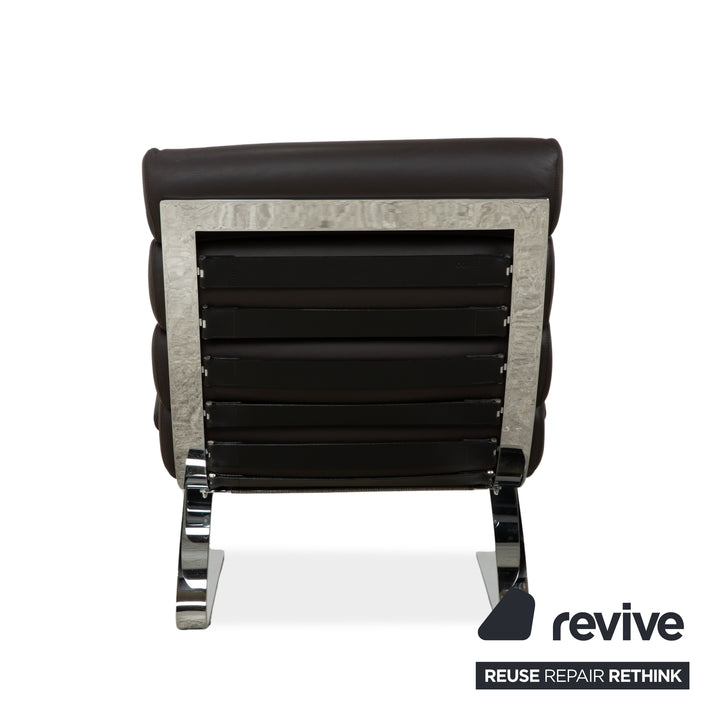 Fauteuil COR Sinus en cuir chromé marron avec accoudoirs et repose-pieds inclus.